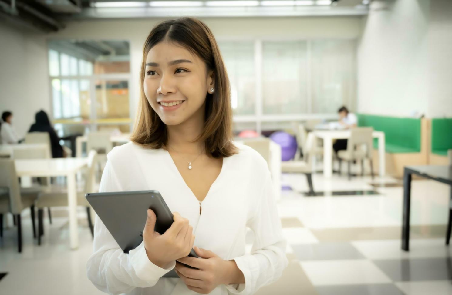 Group session showing participants collaborating on financial planning exercises